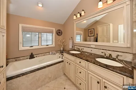 15 Drake Drive Hillsdale NJ 07642