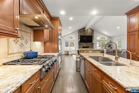379 Butternut Avenue Wyckoff NJ 07481