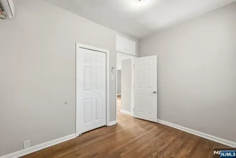 693 8th Street Newark NJ 07107