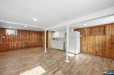 693 8th Street Newark NJ 07107