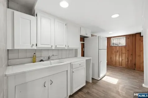 693 8th Street Newark NJ 07107