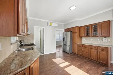 693 8th Street Newark NJ 07107