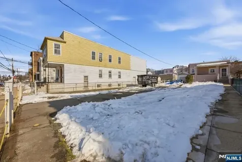 693 8th Street Newark NJ 07107