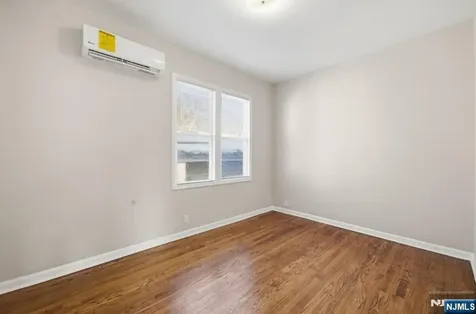 693 8th Street Newark NJ 07107