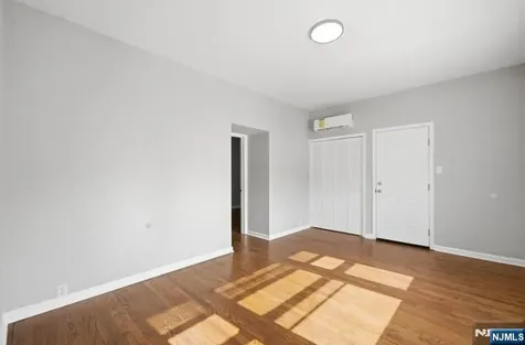 693 8th Street Newark NJ 07107