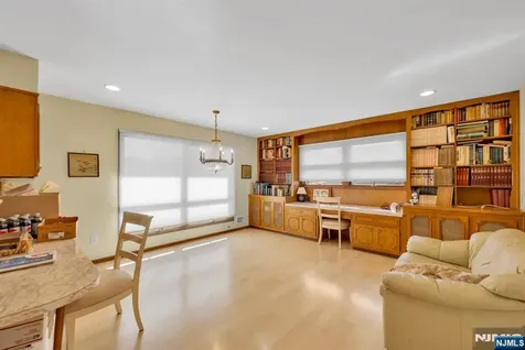 204 Tryon Place Paramus NJ 07652