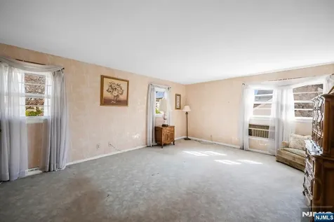 204 Tryon Place Paramus NJ 07652