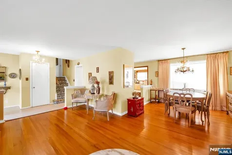 204 Tryon Place Paramus NJ 07652