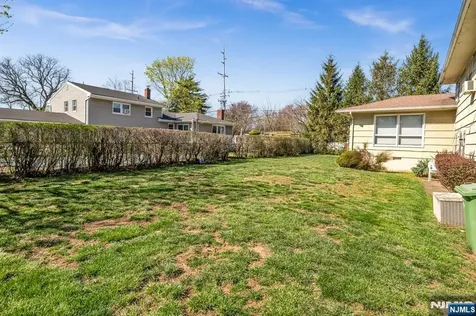 204 Tryon Place Paramus NJ 07652