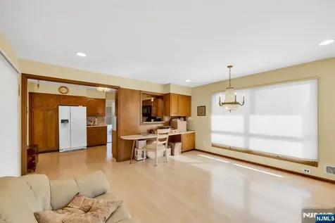 204 Tryon Place Paramus NJ 07652