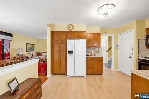 204 Tryon Place Paramus NJ 07652