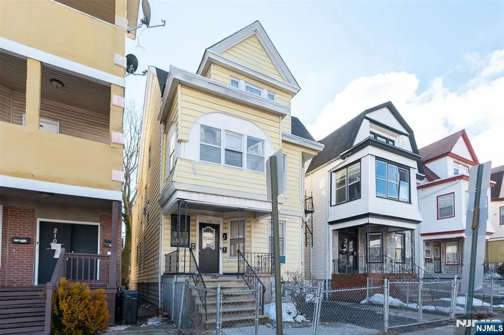 208 19th Street East Orange NJ 07017