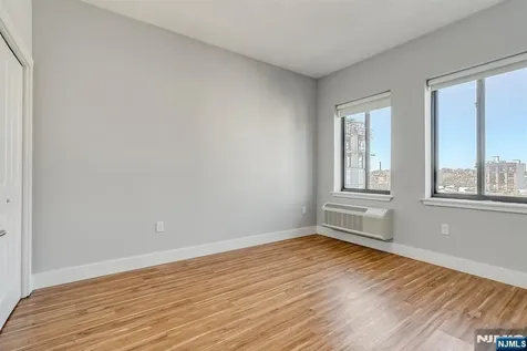 424 Whiton Street Jersey City NJ 07304
