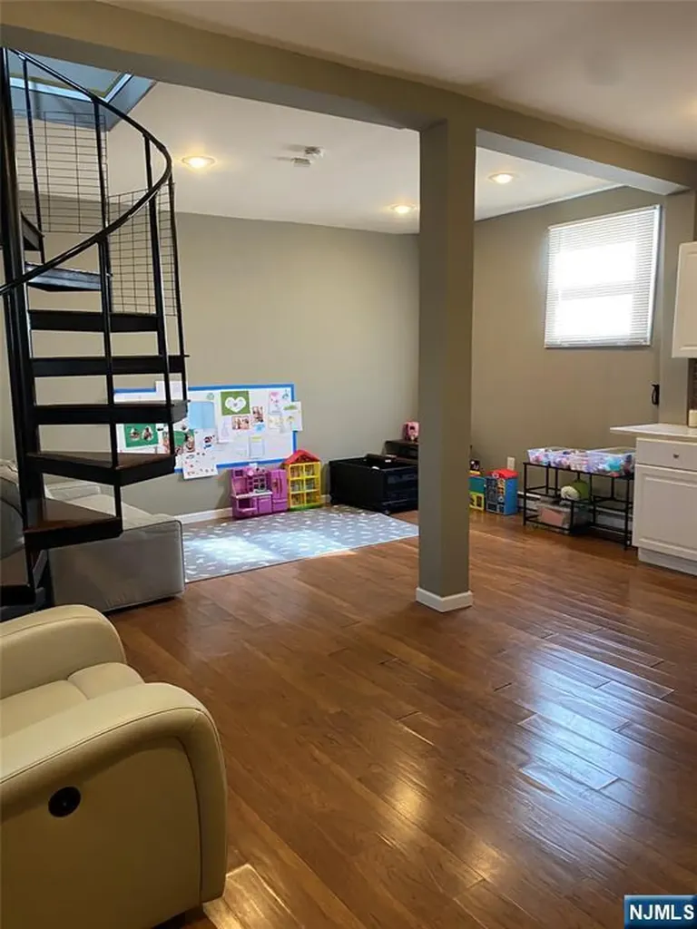 252 Degraw Avenue Teaneck NJ 07666