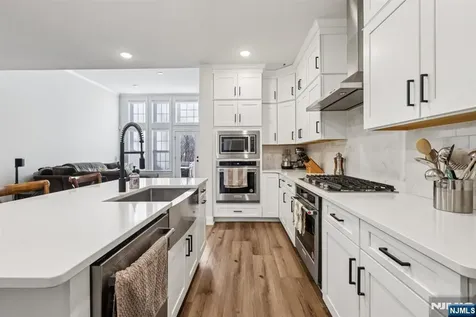 28 Dahlia Drive Warren NJ 07059