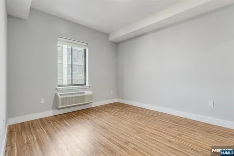 424 Whiton Street Jersey City NJ 07304