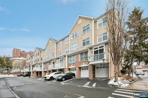 273 Roslyn Court West New York NJ 07093