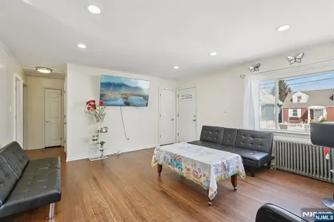 84 Richmond Street Lodi NJ 07644