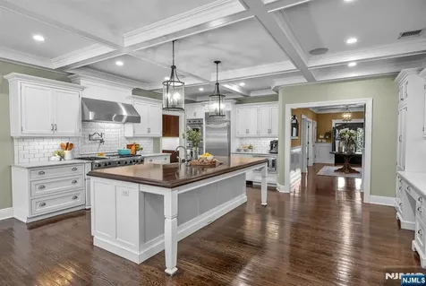 36 Clearwater Drive Ho-ho-kus NJ 07423
