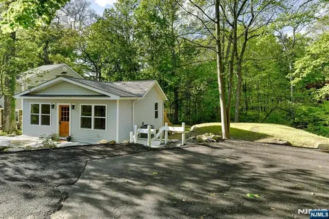 39 Old Road Ringwood NJ 07456