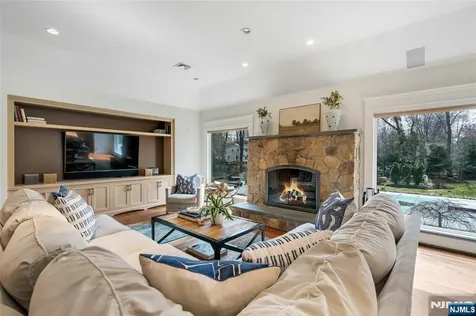 7 Deerhill Drive Ho-ho-kus NJ 07423