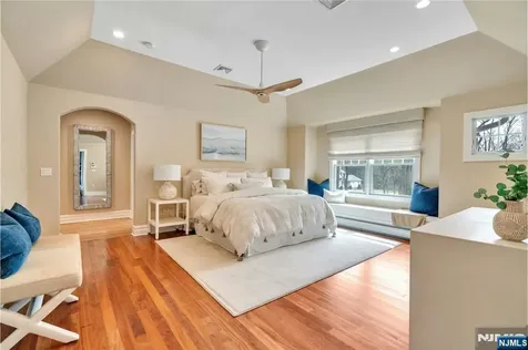 7 Deerhill Drive Ho-ho-kus NJ 07423