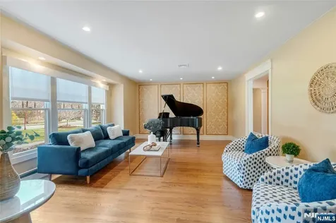 7 Deerhill Drive Ho-ho-kus NJ 07423