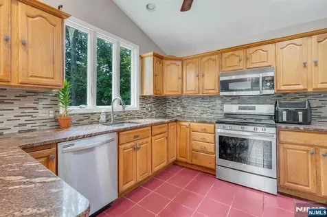 22 Bannehr Street Oakland NJ 07436