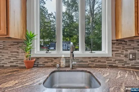22 Bannehr Street Oakland NJ 07436