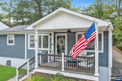 22 Bannehr Street Oakland NJ 07436