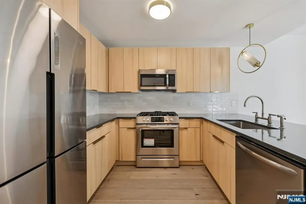 348 Baldwin Avenue Jersey City NJ 07306