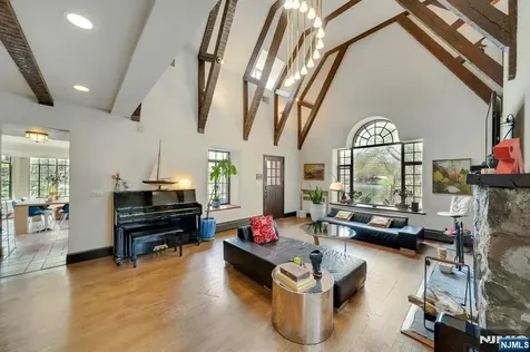 17 Hillside Avenue Upper Saddle River NJ 07458