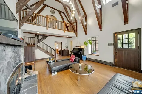 17 Hillside Avenue Upper Saddle River NJ 07458