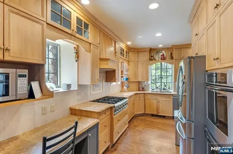 17 Hillside Avenue Upper Saddle River NJ 07458