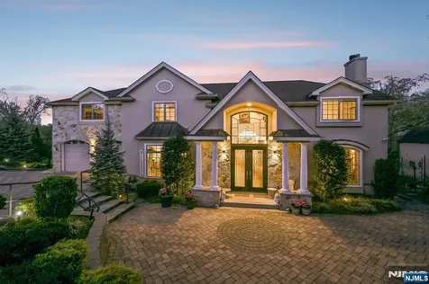 22 Anton Court Woodcliff Lake NJ 07677