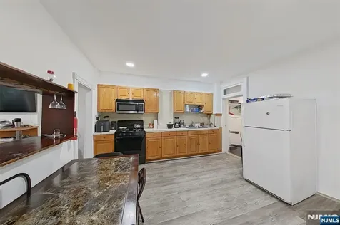 194 Astor Street Newark NJ 07114