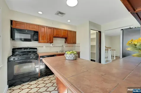 18-00 Scialla Court Fair Lawn NJ 07410