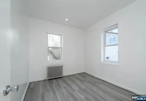 49 River Street Lodi NJ 07644