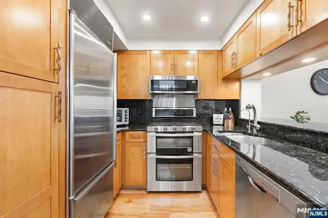 316 Nelson Court Edgewater NJ 07020