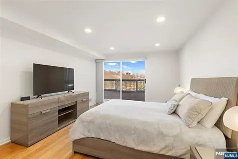 316 Nelson Court Edgewater NJ 07020