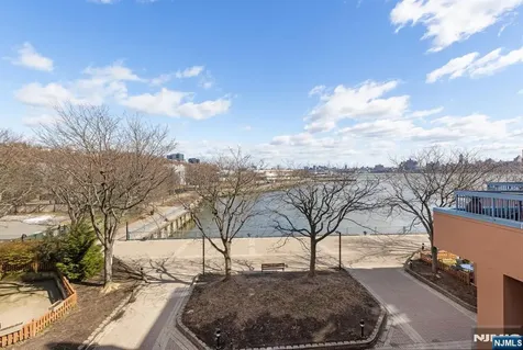 316 Nelson Court Edgewater NJ 07020