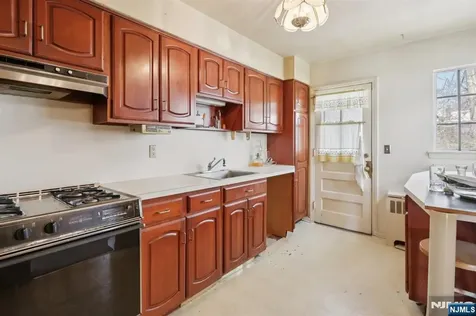 261 Idaho Street Paramus NJ 07652