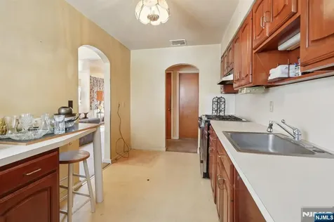 261 Idaho Street Paramus NJ 07652