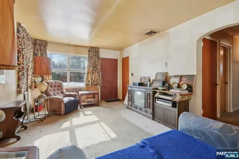 261 Idaho Street Paramus NJ 07652