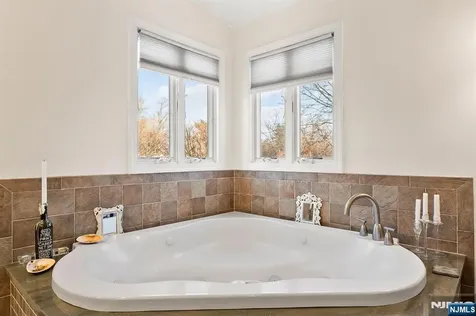951 Darien Terrace Teaneck NJ 07666