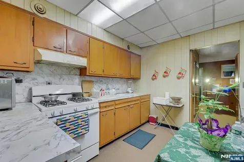 213-215 Central Avenue East Newark NJ 07029