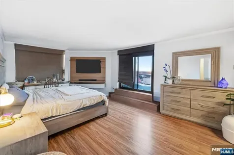 2208 Harmon Cove Tower Secaucus NJ 07094