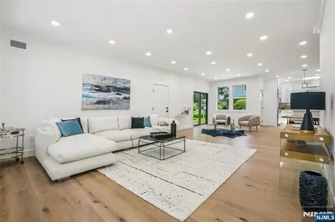 492 Oaktree Road Oradell NJ 07649