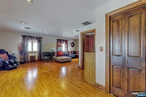 20 Albert Moonachie NJ 07074