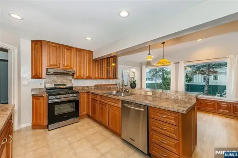 35 Taggart Way Saddle Brook NJ 07663